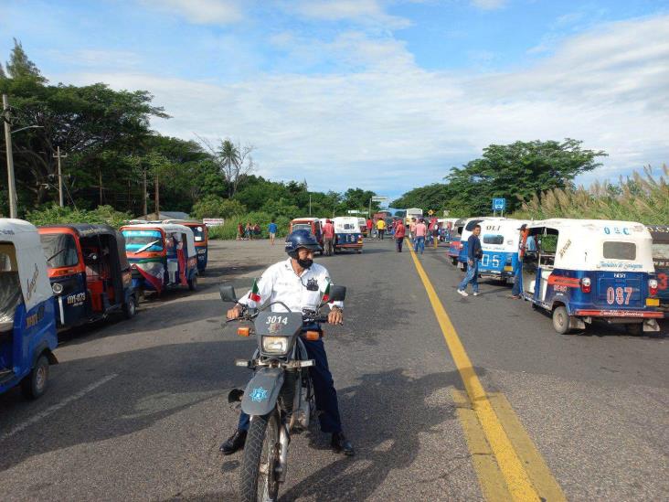 Lleva más de 7 horas bloqueo en carretera Coatzacoalcos-Salina Cruz