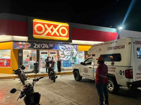 A punta de pistola roban Oxxo en Oluta; empleados con crisis nerviosa(+Video)