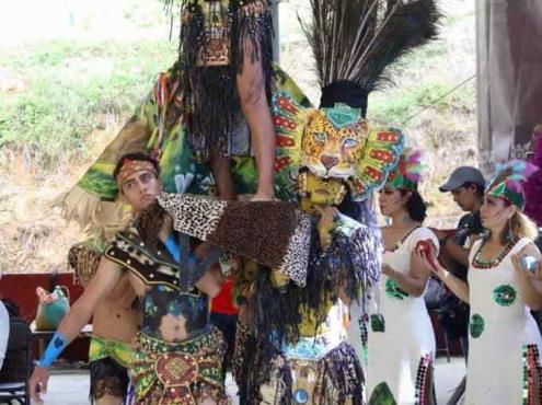Asombra danza del jaguar de Oluta en cumbre Olmeca