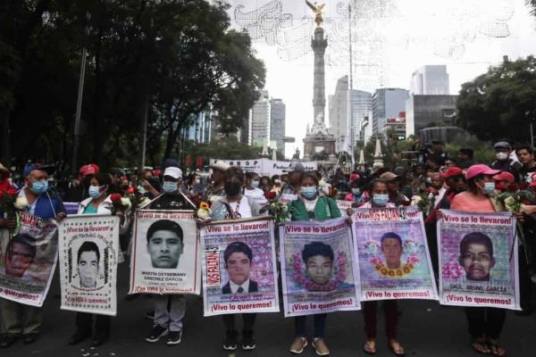 Video:Marchan en CDMX a 8 años de la desaparición de los 43 normalistas de Ayotzinapa