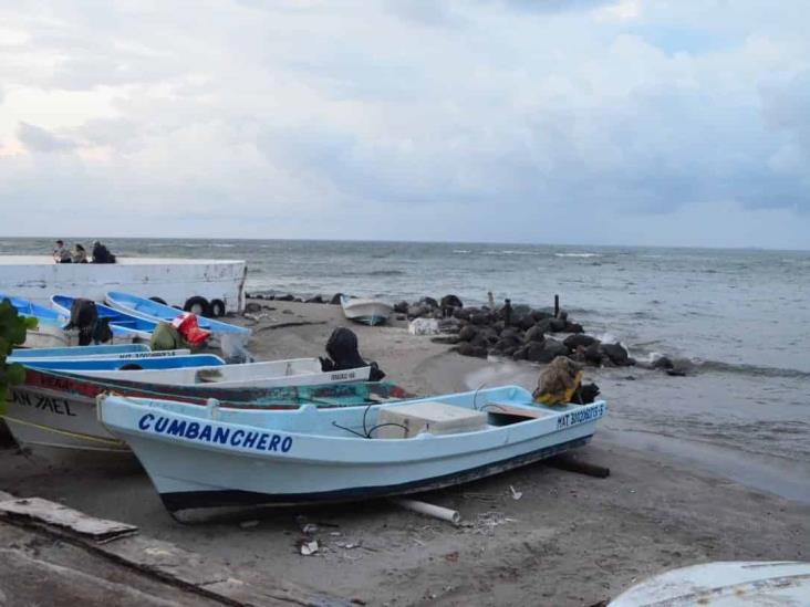 Pescadores y palaperos se preparan por evento de norte en Veracruz