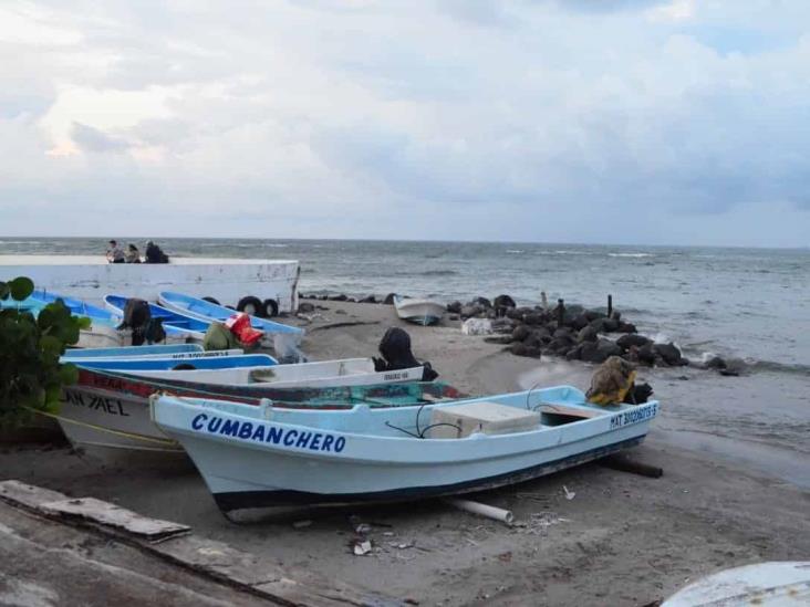 Pescadores resguardan sus embarcaciones por norte en Veracruz