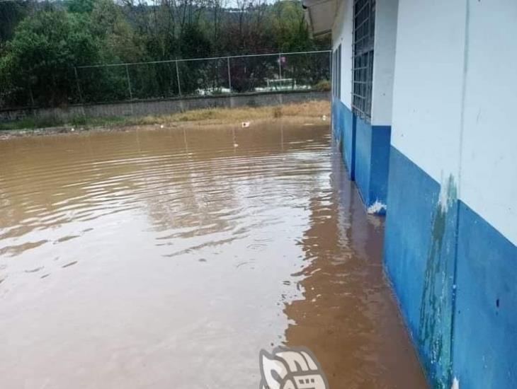 Reportan 17 escuelas rurales inundadas por el río Coatzacoalcos