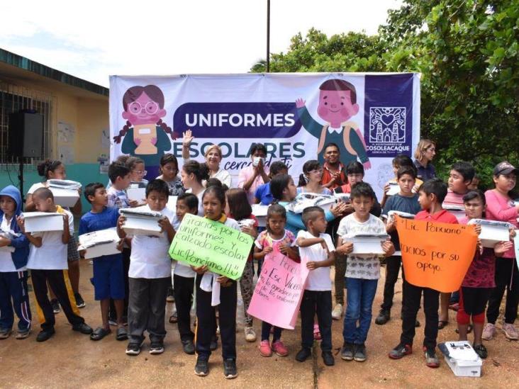 Ponciano Vázquez continúa entregando uniformes