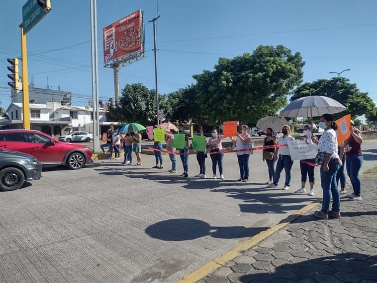 Bloquean avenida JB Lobos en Veracruz; denuncian malas condiciones de kínder (+Video)