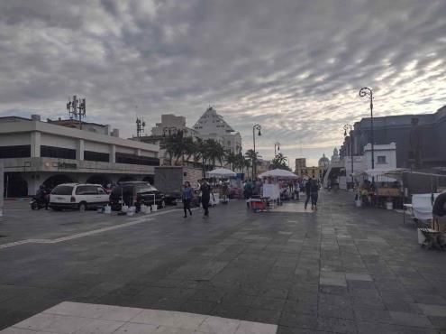 Permanecen vendedores ambulantes en el Malecón pese a evento de norte en Veracruz