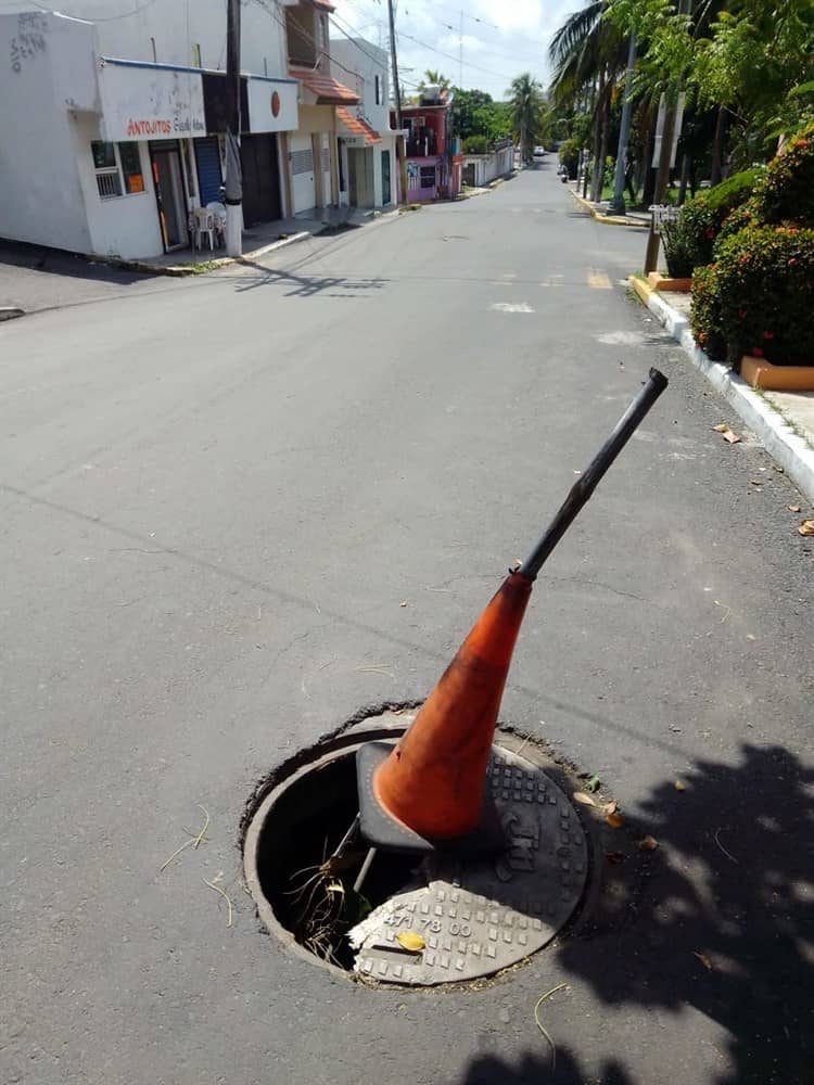 Luego de dos meses, CFE compone registro deteriorado en calle de Boca del Río