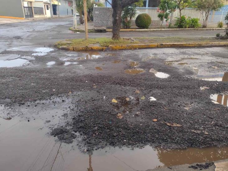 Vecinos piden reparación de calles por baches y encharcamientos en colonia Nueva Era