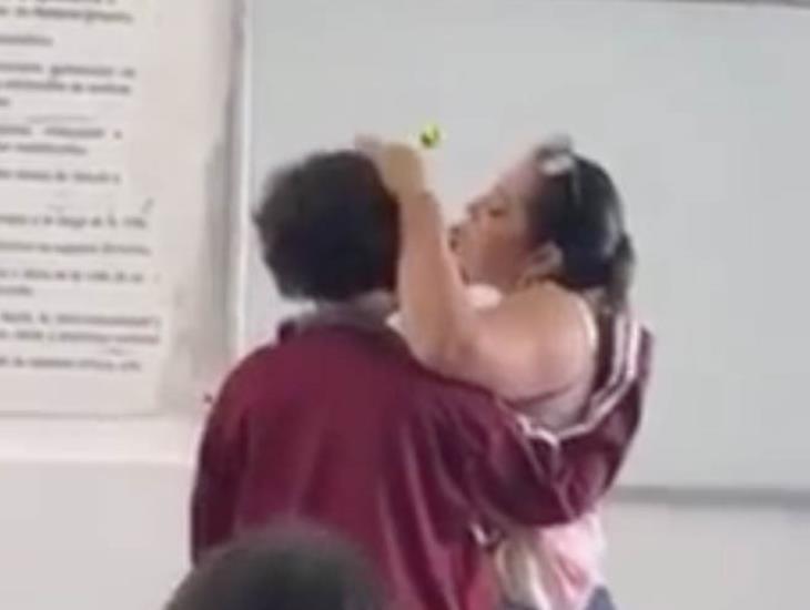 Alumna jala del cabello a su maestra por no dejarla usar el celular en clases (Vídeo)