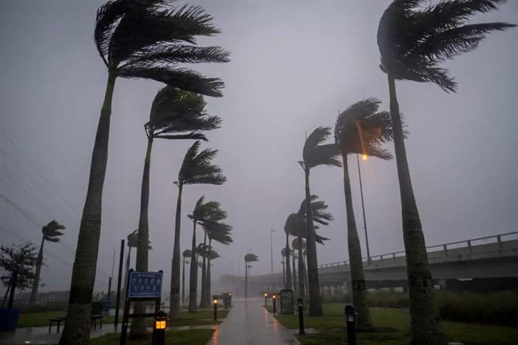 Emiten alerta en EU por huracán Ian, es calificado como uno de los más peligrosos