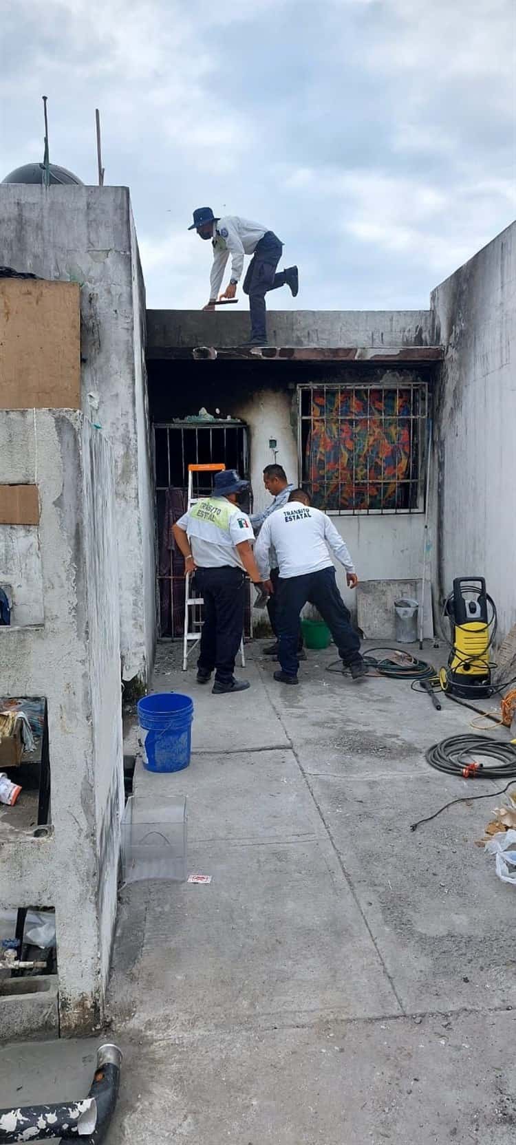 Oficiales de Tránsito de Manlio Fabio apoyan a víctimas de incendio en Veracruz