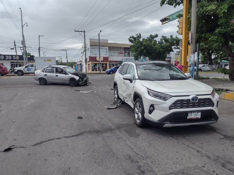Se cruza la luz roja del semáforo y provoca accidente en Veracruz (+Video)