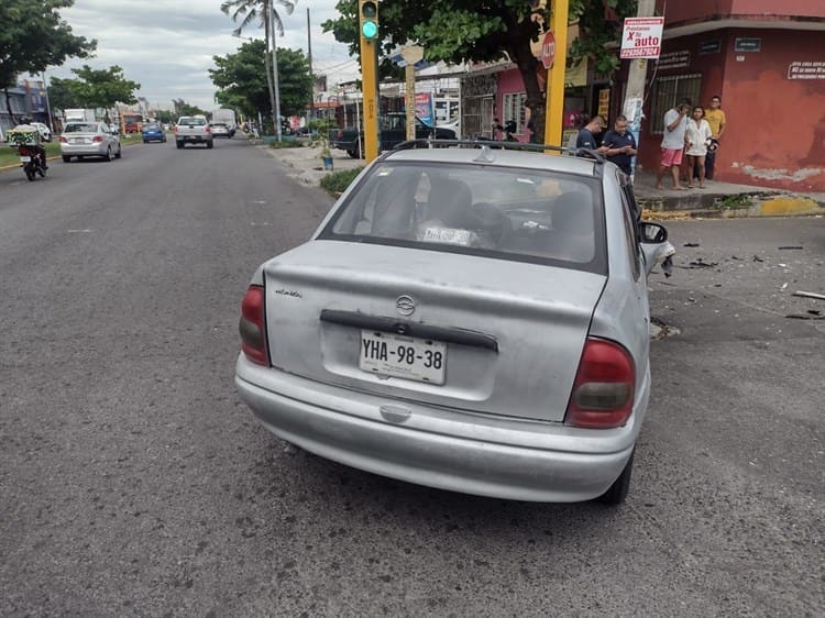 Se cruza la luz roja del semáforo y provoca accidente en Veracruz (+Video)