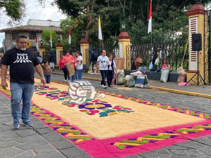 Alfombra elaborada con aserrín colorea las calles de Coatepec
