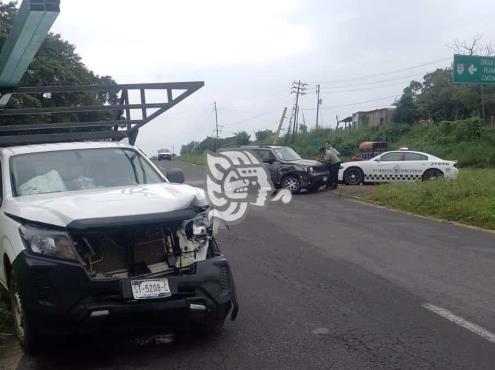Camioneta de ferretera provoca choque en la Sayula - Acayucan