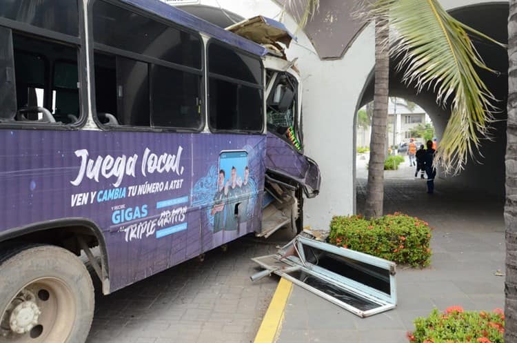 Video: Camión urbano choca contra la base del puente Morelos en Veracruz