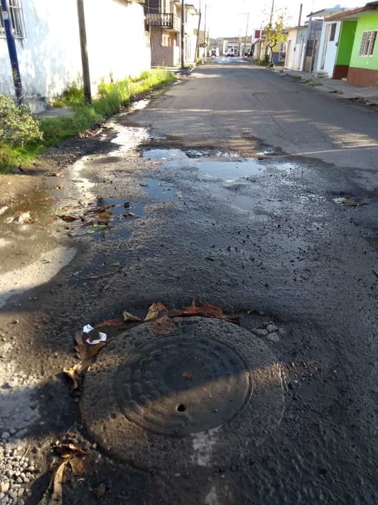 Agua sucia brota de tragatormentas en calles de la Unidad Habitacional El Coyol