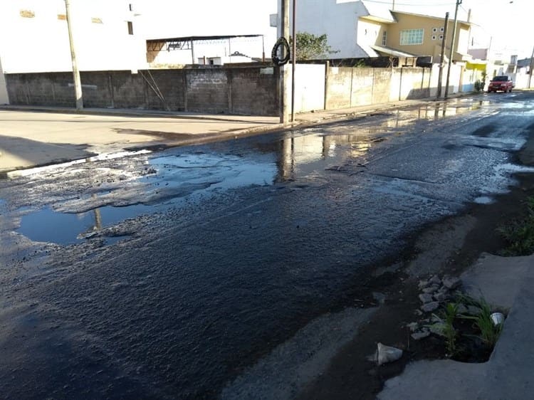 Agua sucia brota de tragatormentas en calles de la Unidad Habitacional El Coyol