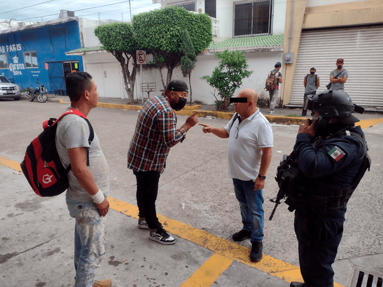 Video: Albañil cae de 7 metros en Chedraui de Plaza Crystal, en Veracruz