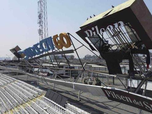 Colapsa techo del estadio de Colo-Colo; al menos 8 heridos (+Video)