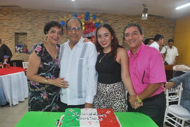 Gustavo Flores Ruiz celebra un año más de feliz vida
