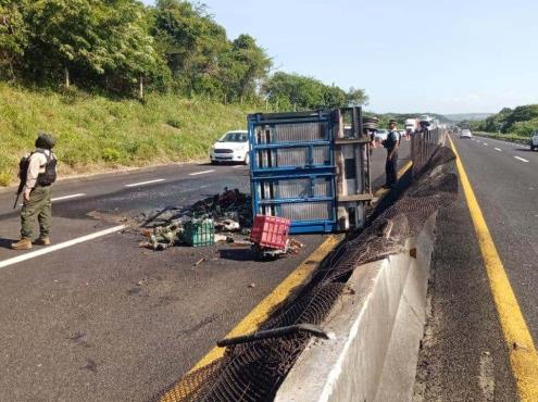 Se incendia camioneta al volcar sobre la carretera Veracruz-Cardel