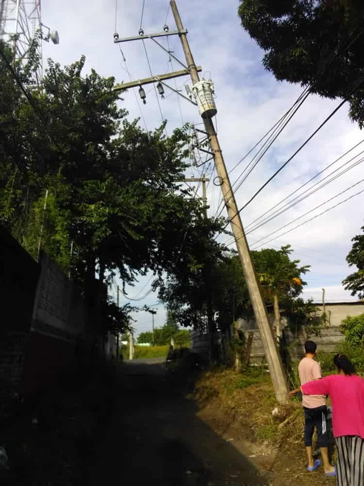 Urgen a CFE y Grupo MAS atender poste de luz a punto de caer y socavón en Veracruz