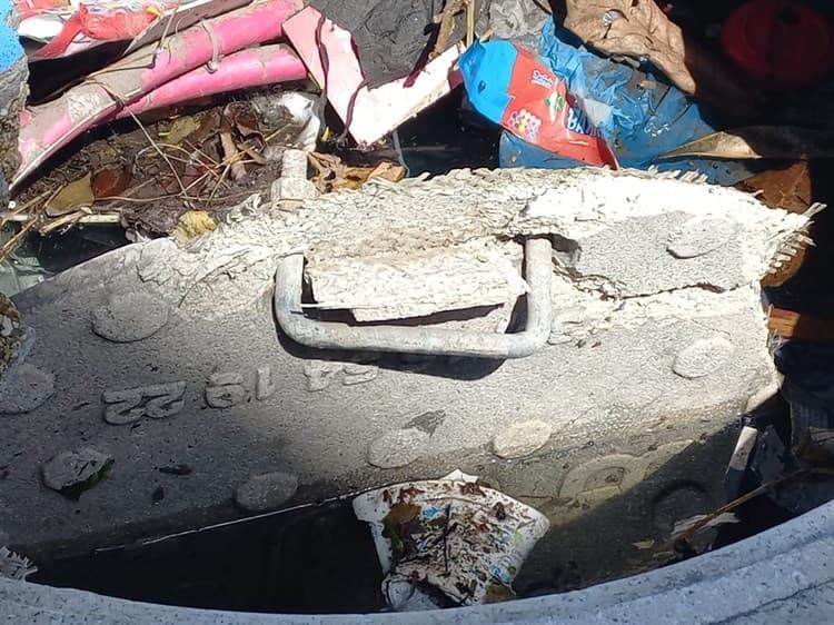 Vecinos colocan bloques de concreto a registro de CFE incompleto para evitar caer