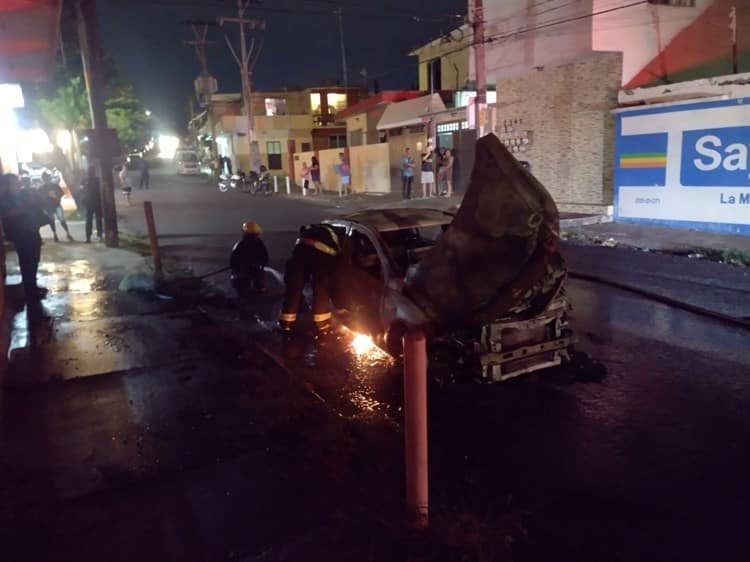 Video: Se incendia automóvil en la colonia 21 de Abril en Veracruz
