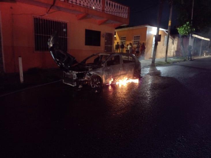 Video: Se incendia automóvil en la colonia 21 de Abril en Veracruz