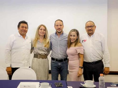 Reconoce alcalde de Boca del Río a los arquitectos en su día