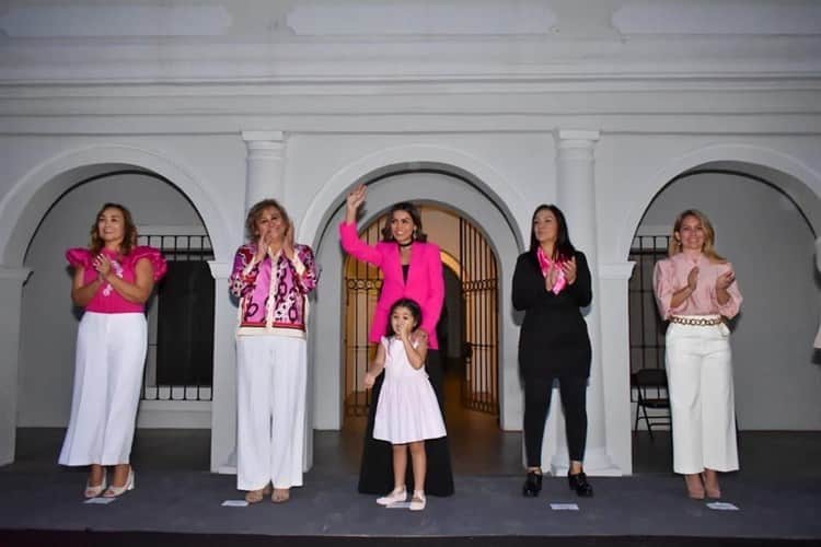 Palacio Municipal de Boca del Río se iluminó de rosa