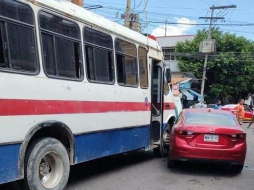 Camión urbano choca contra vehículo en el centro de Veracruz