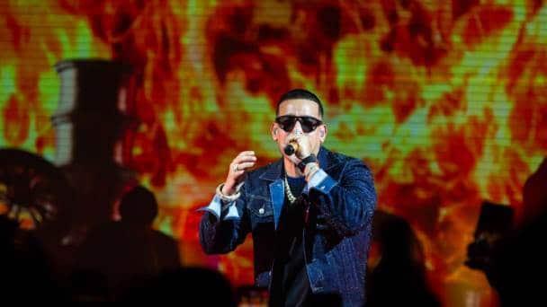Video: ¡Le puso gasolina! Se prende parte de escenario en concierto de Daddy Yankee