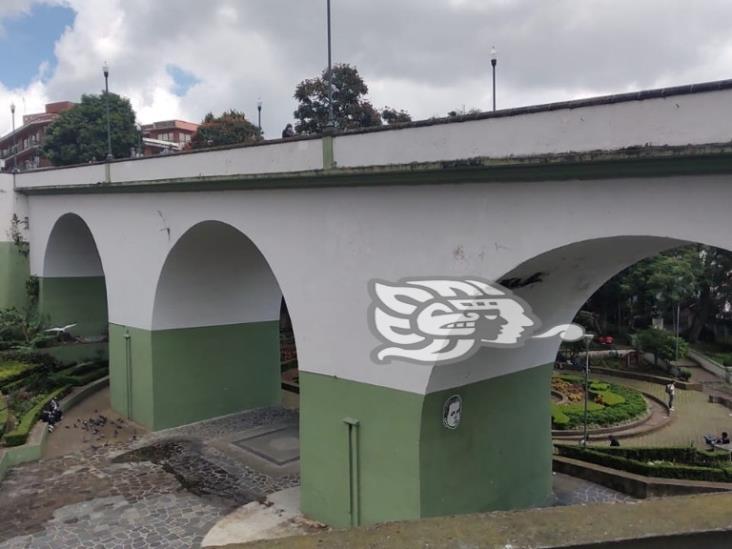 Policía Municipal lo salva cuando pretendía arrojarse del puente Xallitic, en Xalapa