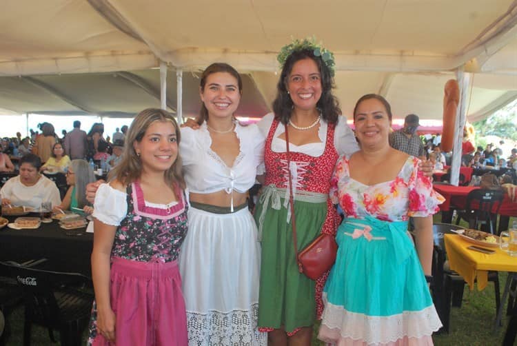 Más de mil personas disfrutan en el Oktoberfest 2022 tradición alemana en  Veracruz