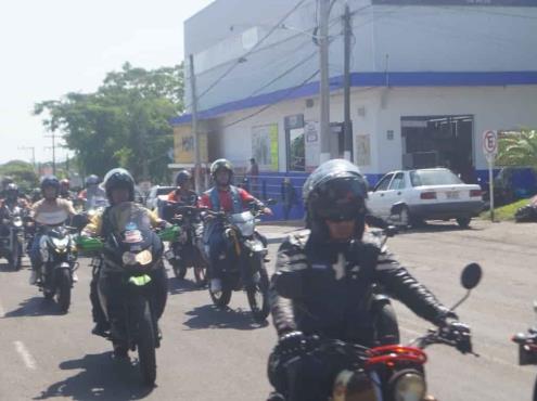 Motociclistas realizan campaña de concientización para uso del casco en Cardel