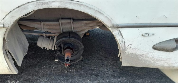 ¡Se le sale llanta! Camión urbano pierde llanta sobre distribuidor vial Cabeza Olmeca