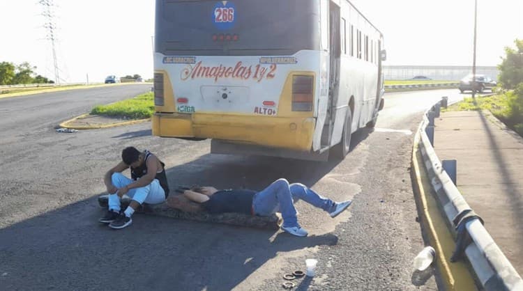 ¡Se le sale llanta! Camión urbano pierde llanta sobre distribuidor vial Cabeza Olmeca