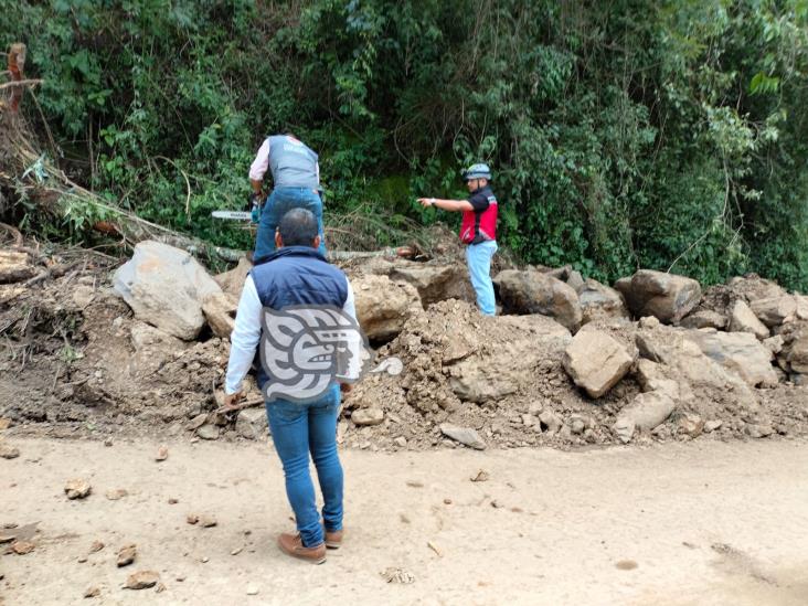 Ante riesgo de desprendimiento de rocas, cierran paso a comunidad de Palapa (+Video)