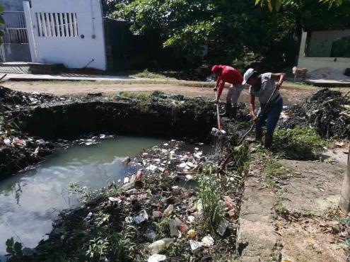 Más de 2 mil familias de Coatzacoalcos son beneficiadas con la limpieza de canales