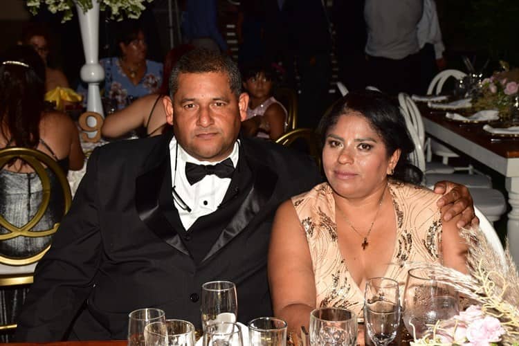 Angie del Olmo y Víctor Hugo Martínez contrajeron sagrado matrimonio