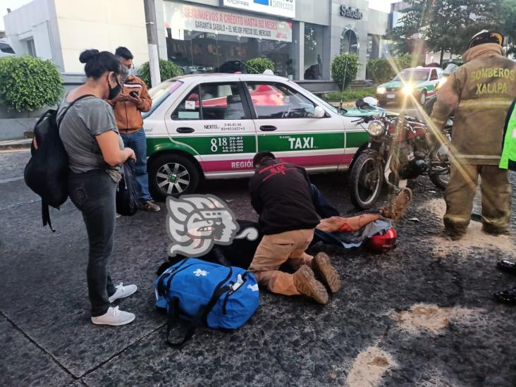 En Xalapa, motociclista choca contra taxi en Ávila Camacho