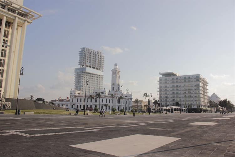 Arriba Buque Papaloapan al puerto de Veracruz para desfile de la Armada de México