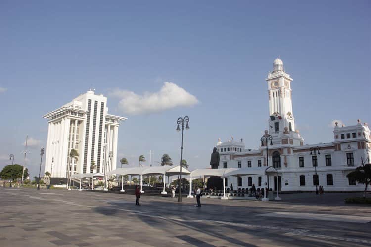 Arriba Buque Papaloapan al puerto de Veracruz para desfile de la Armada de México
