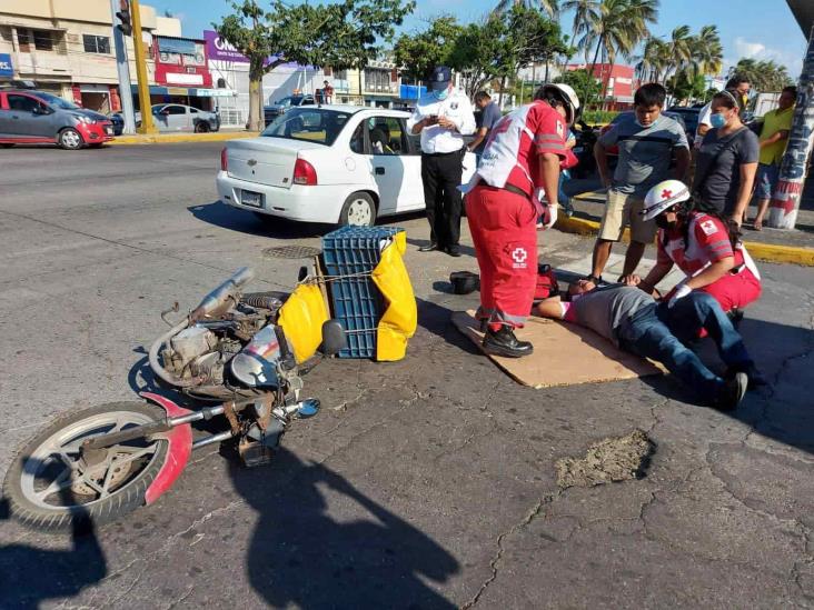 Motociclista sale proyectado contra pavimento al chocar con auto en Veracruz