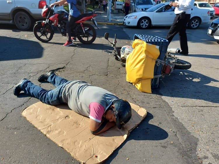 Motociclista sale proyectado contra pavimento al chocar con auto en Veracruz