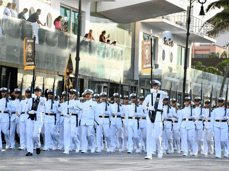 Video: Realizan desfile militar por 201 años de la creación de la Armada de México