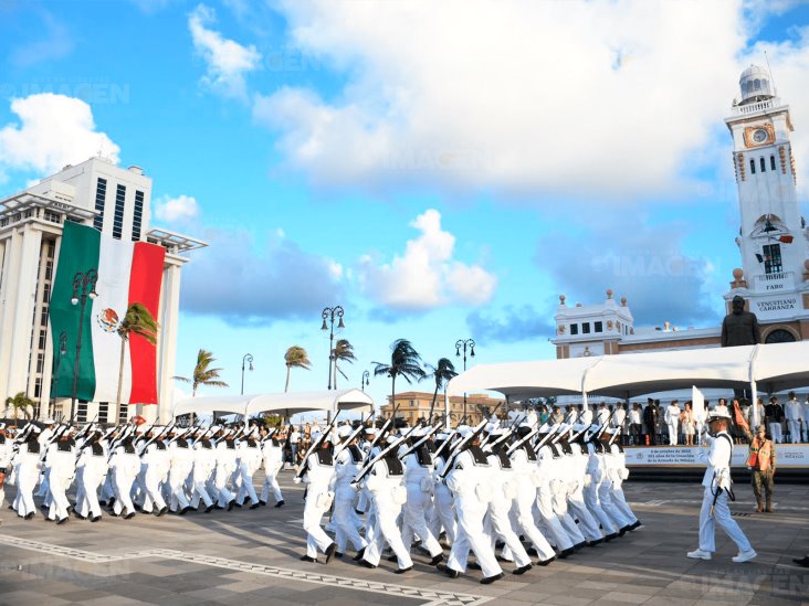 Video: Realizan desfile militar por 201 años de la creación de la Armada de México