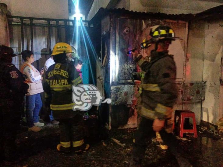 Se incendia local de venta de comida cerca de la clínica 66 del IMSS, en Xalapa